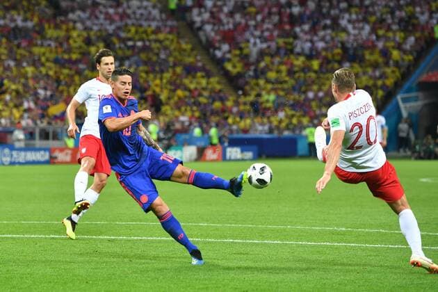 James RODRIGUEZ (COL), Aktion,Zweikampf gegen Lukas PISZCEK (POL), Polen (PO)-Kolumbien (COL) Vorrunde, Gruppe C, Spiel 31 am 24.06.2018 in Kasan,Kasan Arena. Fussball Weltmeisterschaft 2018 in Russland vom 14.06. - 15.07.2018.
