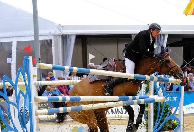 Themen der Woche - SPORT KW25 Bilder des Tages - SPORT 24.06.2018 xkhx Kassel , Internationales Reitturnier Spangenberg 2018 Großer Preis von Spangenberg Springprüfung mit Stechen Finale Jörg Naeve (GER) auf Be Aperle VA musste wegen Sturz aufgeben *** 24 06 2018 xkhx Kassel International Horse Show Spangenberg 2018 Grand Prix of Spangenberg Jumping Competition with jump-off Final Jörg Naeve GER on Be Aperle VA had to give up because of a fall