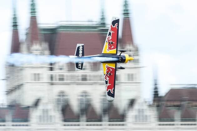 Themen der Woche - SPORT KW25 Bilder des Tages - SPORT (180625) -- BUDAPEST, June 25, 2018 -- Czech pilot Martin Sonka flies his aircraft at the 2018 Red Bull Air Race World Championship WM Weltmeisterschaft in Budapest, Hungary, on June 24, 2018. ) (SP)HUNGARY-BUDAPEST-RED BULL-AIR RACE CsabaxDomotor 