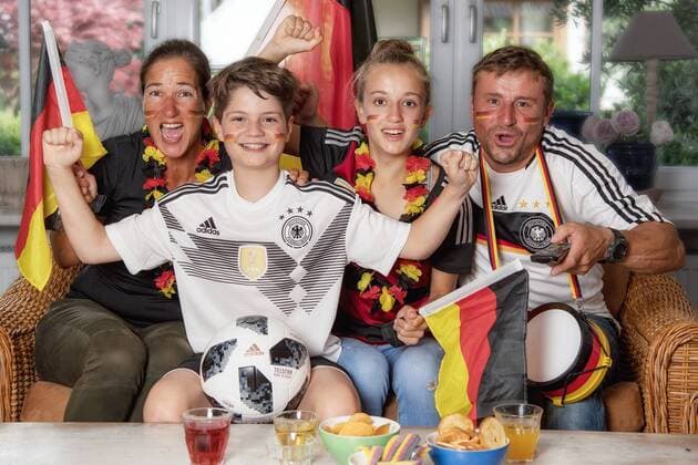 Fussball Familie - Evi GROIER, Benedikt EWALD, Hanna GROIER und Alex GROIER am 09.06.2018 während eines Shootings - Fussball WM - vor dem Fernseher im Wohnzimmer, Traunstein, Deutschland -