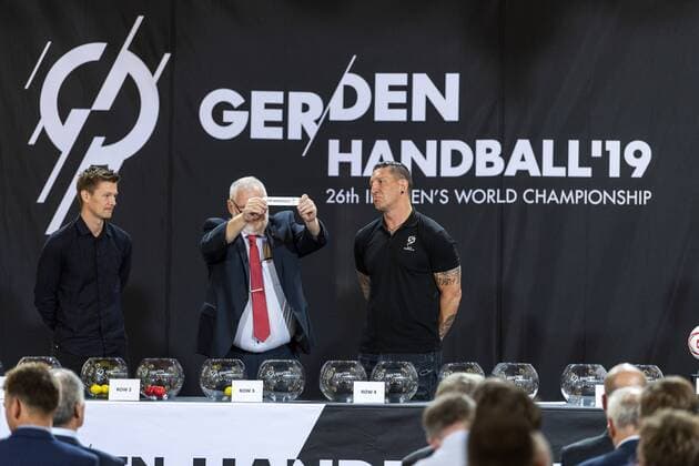 Handball, WM 2019, Gruppenauslosung in Kopenhagen Landsholdsspiller for Tyskland Stefan Kretzschmar, Per Bertelsen, DHF og landsholdsspiller for Danmark Lasse Svar Hansen under lodtraekningen til IHF Mens World Championship WM Weltmeisterschaft 2019 i Danmark og Tyskland paa Koebenhavns Raadhus, mandag den 25. juni 2018. , Copenhagen  Copyright: ©LarsxMoeller LarsxMoellerx cop101 spdk20180625-143404-L