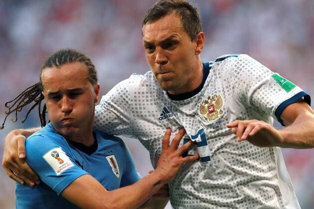 Bilder des Tages SPORT Uruguayan midfielder Diego Laxalt (L) and Russian forward Artem Dzyuba during the FIFA World Cup WM Weltmeisterschaft Fussball 2018 Group A soccer match between Uruguay and Russia, in Samara, Russia, 25 June 2018. URUGUAY VS. RUSSIA !ACHTUNG: NUR REDAKTIONELLE NUTZUNG!  Copyright: xAlbertoxEstevezx FWC33-83 20180625-636655445056009163