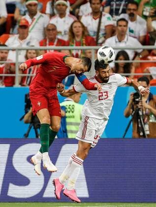 Bilder des Tages SPORT SARANSK, RUSSIA â€“ JUNE 25, 2018: Portugal s Cristiano Ronaldo (L) and Iran s Ramin Rezaeian fight for the ball in their 2018 FIFA World Cup WM Weltmeisterschaft Fussball Group B football match at Mordovia Arena Stadium. Mikhail Japaridze TASS  TS086544