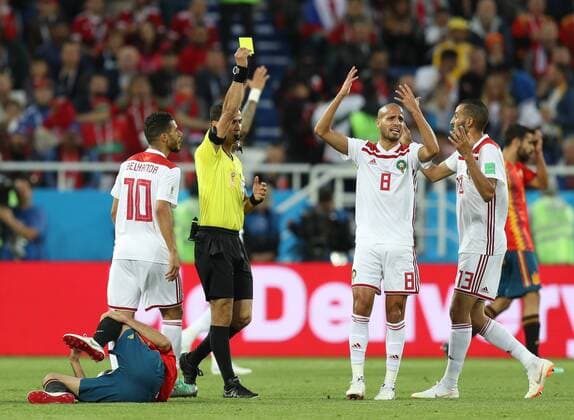Bilder des Tages SPORT (180625) -- KALININGRAD, June 25, 2018 -- The referee gives a yellow card to Karim El Ahmadi (2nd R) of Morocco during the 2018 FIFA World Cup WM Weltmeisterschaft Fussball Group B match between Spain and Morocco in Kaliningrad, Russia, June 25, 2018. ) (SP)RUSSIA-KALININGRAD-2018 WORLD CUP-GROUP B-SPAIN VS MOROCCO LuxJinbo 