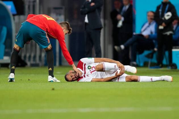 Bilder des Tages SPORT KALININGRAD, RUSSIA - JUNE 25, 2018: Spainâ€™s Gerard Pique (L), and Moroccoâ€™s Khalid Boutaib injured in their 2018 FIFA World Cup WM Weltmeisterschaft Fussball Group B Round 3 match at Kaliningrad Stadium. Denis Tyrin TASS  TS08655E