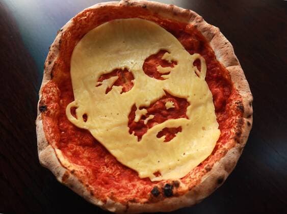 Bilder des Tages SPORT ST PETERSBURG, RUSSIA â€“ JUNE 25, 2018: Cheese pizza bearing the likeness of head coach Stanislav Cherchesov of the Russian men s national football team, at the Hophead Tap Room bar. Sergei Konkov TASS  84001644st