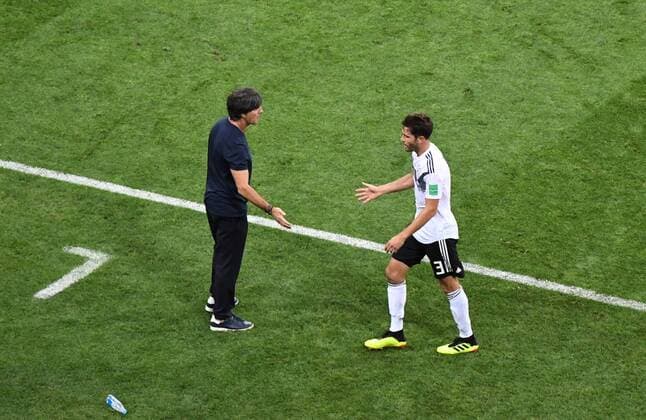Fussball, Herren, Saison 2017 18, WM in Russland, Gruppe F (2. Spieltag, Olympiastadion Sotschi), Deutschland - Schweden (2:1), v. l. Bundestrainer Joachim Löw (Deutschland), Jonas Hector (Deutschland), 23.06. 2018, Copyright: xMatthiasxKochx