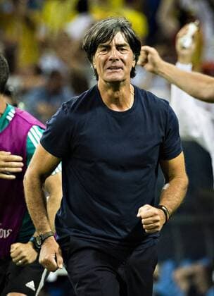 Sochi, 23.06.2018 Trainer Joachim Löw (Deutschland) unmittelbar nach dem Tor von Toni Kroos (Deutschland) mit Glücksband Deutschland - Schweden Fisht Stadion - Olympiastadion