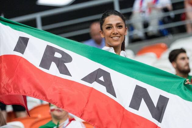 Ein weiblicher iranischer Fan mit Fahne, Frau, halbe Figur, Halbfigur, , Fan, Fans, Zuschauer, Anhaenger, Supporter, Iran (IRN) - Portugal (POR) 1:1, Vorrunde, Gruppe B , Spiel 35, am 25.06.2018 in Saransk; Fussball Weltmeisterschaft 2018 in Russland vom 14.06. - 15.07.2018. Â