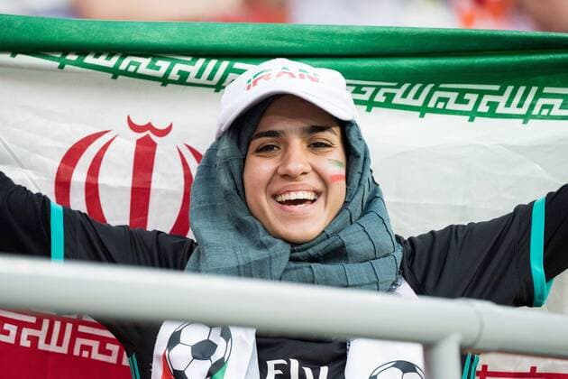 Ein weiblicher iranischer Fan mit Fahne, Brustbild, Frau, Fan, Fans, Zuschauer, Anhaenger, Supporter, Iran (IRN) - Portugal (POR) 1:1, Vorrunde, Gruppe B , Spiel 35, am 25.06.2018 in Saransk; Fussball Weltmeisterschaft 2018 in Russland vom 14.06. - 15.07.2018. Â