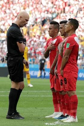 Bilder des Tages - SPORT Russian referee Sergey Karasev (L) places the wall during the FIFA World Cup WM Weltmeisterschaft Fussball 2018 Group C soccer match between Australia and Peru, in Sochi, Russia, 26 June 2018. AUSTRALIA VS. PERU !ACHTUNG: NUR REDAKTIONELLE NUTZUNG!  Copyright: xSebastiaoxMoreirax FWC38-71 20180626-636656283743172297