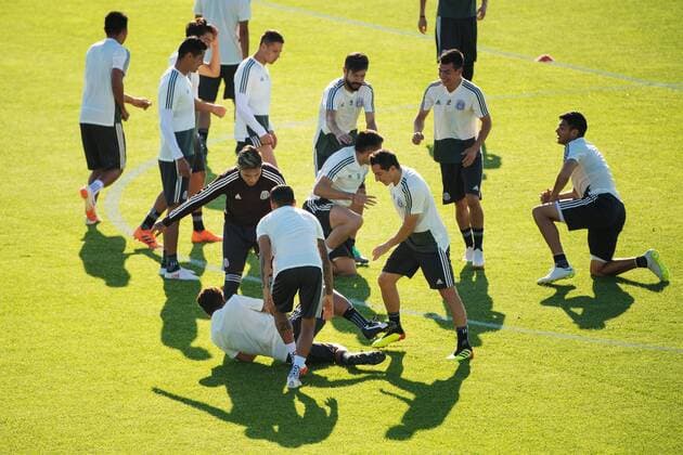 180626 Players of the Mexican national football team fools around at a practice session during the FIFA World Cup WM Weltmeisterschaft Fussball on June 26, 2018 in Ekaterinburg. Photo: Joel Marklund BILDBYRN kod JM 87735 Copyright: JOELxMARKLUND BB180626JM076