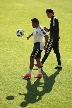 Mexican soccer team player Marco Fabian (L) and goalkeeper Guillermo Ochoa (R) participate during a trainning session at the FC Urales in Ekaterinburg, Russia, 26 June 2018. Mexico will face Sweden tomorrow in a Group F match of the Russia 2018 World Cup. Mexican soccer team trainning session !ACHTUNG: NUR REDAKTIONELLE NUTZUNG!  Copyright: xJoséxMéndezx EKT120 20180626-636656330850724074