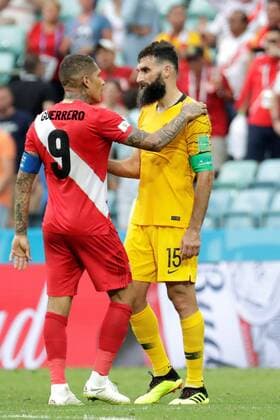 Bilder des Tages - SPORT Australian midfielder Mile Jedinak (R) and Peruvian forward Paolo Guerrero at the end of the FIFA World Cup WM Weltmeisterschaft Fussball 2018 Group C soccer match between Australia and Peru, in Sochi, Russia, 26 June 2018. AUSTRALIA VS. PERU !ACHTUNG: NUR REDAKTIONELLE NUTZUNG!  Copyright: xSebastiaoxMoreirax FWC38-109 20180626-636656332260575810