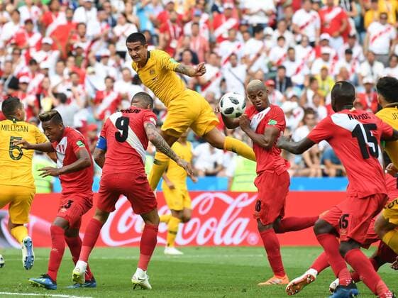 Bilder des Tages - SPORT (180626) -- SOCHI, June 26, 2018 -- Tim Cahill (top) of Australia competes for a header during the 2018 FIFA World Cup WM Weltmeisterschaft Fussball Group C match between Australia and Peru in Sochi, Russia, June 26, 2018. ) (SP)RUSSIA-SOCHI-2018 WORLD CUP-GROUP C-AUSTRALIA VS PERU ChenxCheng 