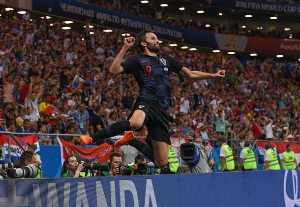 Bilder des Tages - SPORT FUSSBALL WM 2018 Vorrunde Gruppe D ---- Island - Kroatien 26.06.2018 Milan Badelj (Kroatien) bejubelt seinen Treffer zum 0:1 *** FIFA World Cup 2018 Preliminary Group D Iceland Croatia 26 06 2018 Milan Badelj Croatia celebrate their goal 0 