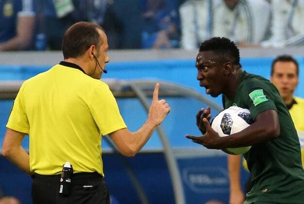 Bilder des Tages - SPORT ST PETERSBURG, RUSSIA â€“ JUNE 26, 2018: Referee Cakir Cuneyt (L) and Nigeria s Oghenekaro Etebo in a First Stage Group D football match between Nigeria and Argentina at Saint Petersburg Stadium (Krestovsky Stadium) at FIFA World Cup WM Weltmeisterschaft Fussball Russia 2018. Peter Kovalev TASS  TS08686F