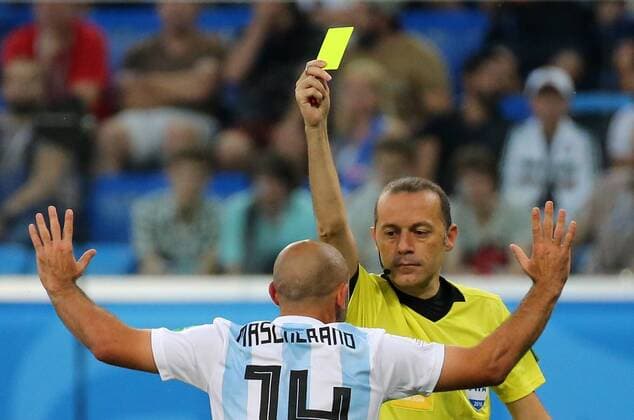 Bilder des Tages - SPORT ST PETERSBURG, RUSSIA â€“ JUNE 26, 2018: Referee Cakir Cuneyt shows a yellow card to Argentina s Javier Mascherano in a First Stage Group D football match between Nigeria and Argentina at Saint Petersburg Stadium (Krestovsky Stadium) at FIFA World Cup WM Weltmeisterschaft Fussball Russia 2018. Peter Kovalev TASS  TS08689C