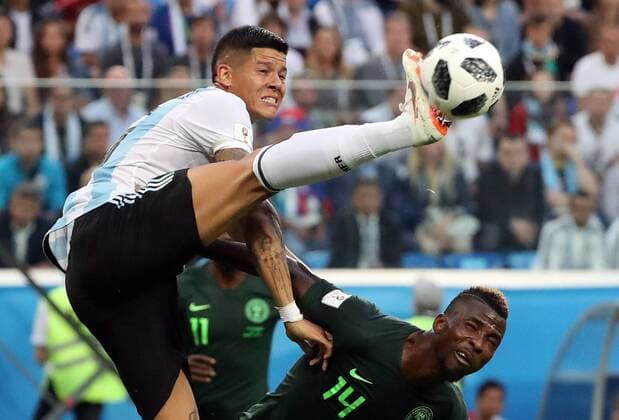 Bilder des Tages - SPORT ST PETERSBURG, RUSSIA â€“ JUNE 26, 2018: Argentina s Marcos Rojo (L) and Nigeria s Kelechi Iheanacho in a First Stage Group D football match between Nigeria and Argentina at Saint Petersburg Stadium (Krestovsky Stadium) at FIFA World Cup WM Weltmeisterschaft Fussball Russia 2018. Alexander Demianchuk TASS  TS086890