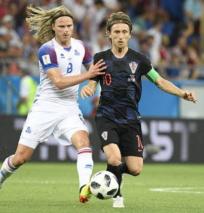 Bilder des Tages - SPORT (180626) -- ROSTOV-ON-DON, June 26, 2018 -- Luka Modric (R) of Croatia vies with Birkir Bjarnason of Iceland during the 2018 FIFA World Cup WM Weltmeisterschaft Fussball Group D match between Iceland and Croatia in Rostov-on-Don, Russia, June 26, 2018.) (SP)RUSSIA-ROSTOV-ON-DON-2018 WORLD CUP-GROUP D-ICELAND VS CROATIA LuixSiuxWai 