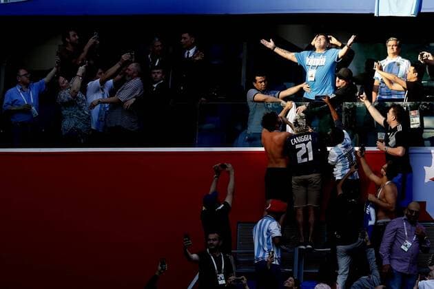WM 2018, Nigeria - Argentinien, Diego Maradona auf der Tribüne Saint Petersburg, 26-06-2018 , World Cup 2018 , Saint Petersburg Stadium. Diego Maradona celebrating the 1-0 of Lionel Messi (not in photo) during the match Nigeria - Argentinia Nigeria - Argentinia  x2291266x