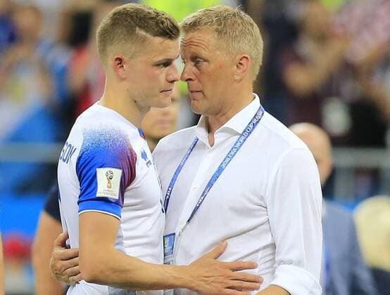 Bilder des Tages - SPORT WM 2018, Island - Kroatien ROSTOV-ON-DON, RUSSIA - JUNE 26, 2018: Iceland s Alfred Finnbogason (L) and manager Heimir Hallgrimsson after a 2018 FIFA World Cup WM Weltmeisterschaft Fussball Group D football match against Croatia at Rostov Arena. Croatia won the game 2-1. Valery Matytsin TASS  TS0868DA