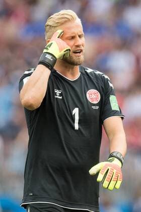 Torwart Kasper SCHMEICHEL (DEN) tippt an seine Stirn und ist meiner Scheisdrichter Entscheidung nicht zufrieden, frustriert, Frust, gefrustet, Gestik, Geste, halbe Figur, Halbfigur, Hochformat, Daenemark (DEN) - Frankreich (FRA) 0:0, Vorrunde, Gruppe C , Spiel 37, am 26.06.2018 in Moskau; Fussball Weltmeisterschaft 2018 in Russland vom 14.06. - 15.07.2018. Â