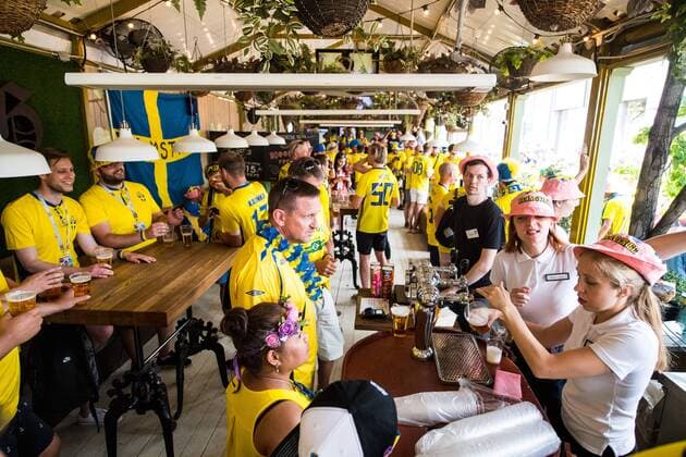 180627 Swedish fans ahead of the FIFA World Cup WM Weltmeisterschaft Fussball group stage match between Mexico and Sweden on June 27, 2018 in Ekaterinburg. Photo: Petter Arvidson BILDBYRN kod PA 87737 Copyright: PETTERxARVIDSON BB180627PA009