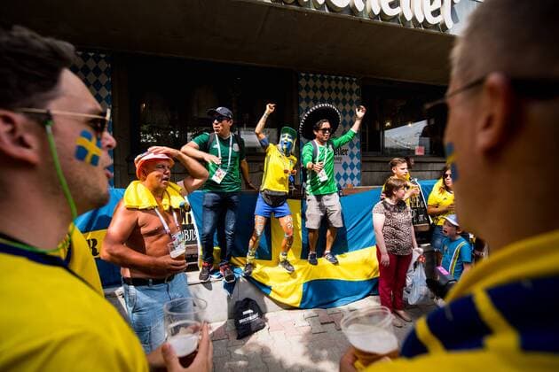 180627 Swedish and Mexican fans ahead of the FIFA World Cup WM Weltmeisterschaft Fussball group stage match between Mexico and Sweden on June 27, 2018 in Ekaterinburg. Photo: Petter Arvidson BILDBYRN kod PA 87737 Copyright: PETTERxARVIDSON BB180627PA010