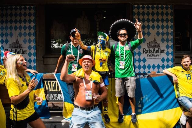 180627 Swedish and Mexican fans ahead of the FIFA World Cup WM Weltmeisterschaft Fussball group stage match between Mexico and Sweden on June 27, 2018 in Ekaterinburg. Photo: Petter Arvidson BILDBYRN kod PA 87737 Copyright: PETTERxARVIDSON BB180627PA017