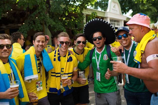 180627 Swedish fans together with Mexican fans ahead of the FIFA World Cup WM Weltmeisterschaft Fussball group stage match between Mexico and Sweden on June 27, 2018 in Ekaterinburg. Photo: Joel Marklund BILDBYRN kod JM 87737 Copyright: JOELxMARKLUND BB180627JM018