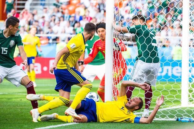 Bilder de Tages - SPORT 180627 Marcus Berg and Andreas Granqvist of Sweden during the FIFA World Cup WM Weltmeisterschaft Fussball group stage match between Mexico and Sweden on June 27, 2018 in Ekaterinburg. Photo: Joel Marklund BILDBYRN kod JM 87737 Copyright: JOELxMARKLUND BB180627JM046