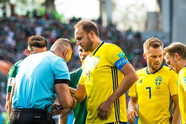180627 Andreas Granqvist of Sweden with Referee Nestor Pitana during the FIFA World Cup WM Weltmeisterschaft Fussball group stage match between Mexico and Sweden on June 27, 2018 in Ekaterinburg. Photo: Petter Arvidson BILDBYRN kod PA 87737 Copyright: PETTERxARVIDSON BB180627PA050