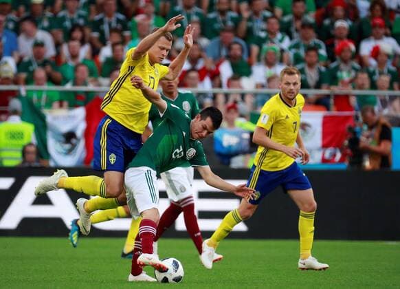 Mexican forward Hirving Lozano (C) and Swedish midfielder Victor Claesson (L) during the FIFA World Cup WM Weltmeisterschaft Fussball 2018 Group F soccer match between Mexico and Sweden, in Ekaterinburg, Russia, 27 June 2018. MEXICO VS. SWEDEN !ACHTUNG: NUR REDAKTIONELLE NUTZUNG!  Copyright: xJosexMendezx FWC42-60 20180627-636657129022169051