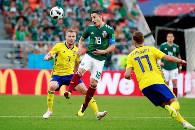 Mexican midfielder Andres Guardado (C) and Swedish midfielder Sebastian Larsson (L) during the FIFA World Cup WM Weltmeisterschaft Fussball 2018 Group F soccer match between Mexico and Sweden, in Ekaterinburg, Russia, 27 June 2018. MEXICO VS. SWEDEN !ACHTUNG: NUR REDAKTIONELLE NUTZUNG!  Copyright: xJosexMendezx FWC42-74 20180627-636657135491544843
