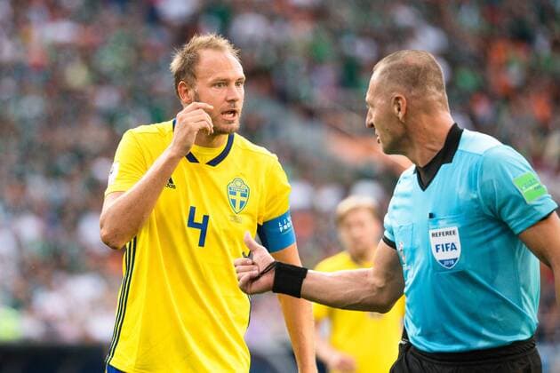 180627Andreas Granqvist of Sweden and Referee Nestor Pitana during the FIFA World Cup WM Weltmeisterschaft Fussball group stage match between Mexico and Sweden on June 27, 2018 in Ekaterinburg. Photo: Petter Arvidson BILDBYRN kod PA 87737 Copyright: PETTERxARVIDSON BB180627PA065