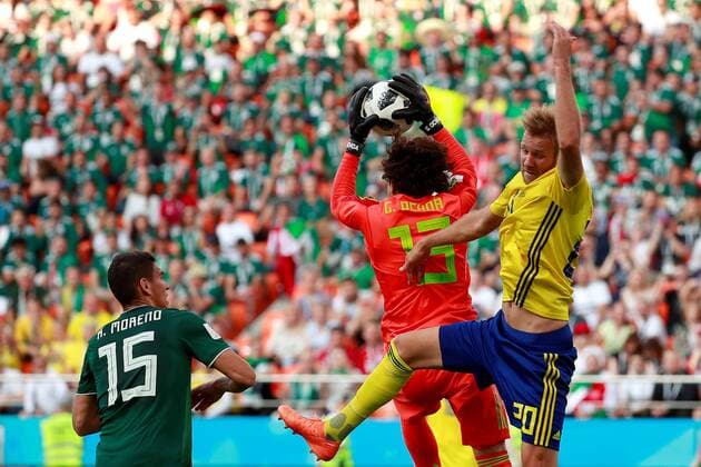 Mexican goalkeeper Ochoa (C) catches the ball in presence of Swedish forward Ola Toivonen during the FIFA World Cup WM Weltmeisterschaft Fussball 2018 Group F soccer match between Mexico and Sweden, in Ekaterinburg, Russia, 27 June 2018. MEXICO VS. SWEDEN !ACHTUNG: NUR REDAKTIONELLE NUTZUNG!  Copyright: xJosexMendezx FWC42-82 20180627-636657140821053346