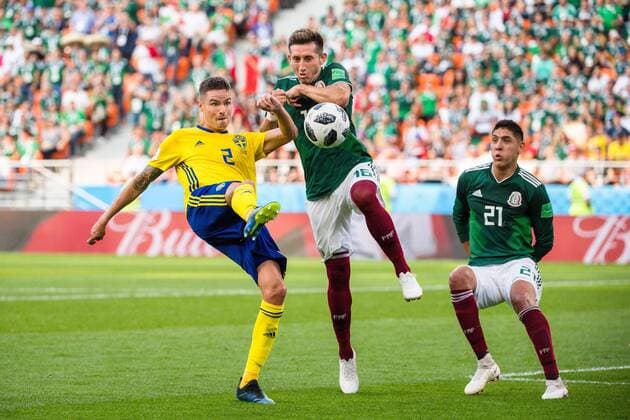 180627 Mikael Lustig of Sweden against Jonathan Dos Santos of Mexico during the FIFA World Cup WM Weltmeisterschaft Fussball group stage match between Mexico and Sweden on June 27, 2018 in Ekaterinburg. Photo: Joel Marklund BILDBYRN kod JM 87737 Copyright: JOELxMARKLUND BB180627JM059