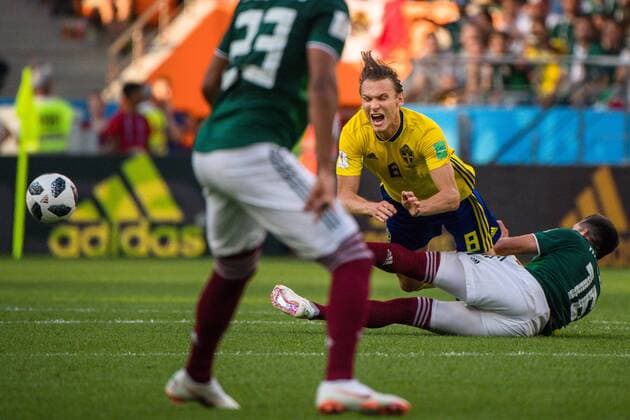 180627 Albin Ekdal of Sweden against Hector Herrera of Mexico during the FIFA World Cup WM Weltmeisterschaft Fussball group stage match between Mexico and Sweden on June 27, 2018 in Ekaterinburg. Photo: Joel Marklund BILDBYRN kod JM 87737 Copyright: JOELxMARKLUND BB180627JM060