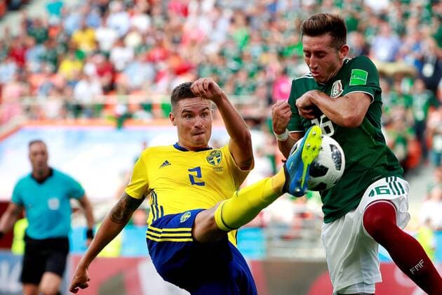 Mexican midfielder Hector Herrera (R) and Swedish defender Lustig during the FIFA World Cup WM Weltmeisterschaft Fussball 2018 Group F soccer match between Mexico and Sweden, in Ekaterinburg, Russia, 27 June 2018. MEXICO VS. SWEDEN !ACHTUNG: NUR REDAKTIONELLE NUTZUNG!  Copyright: xJosexMendezx FWC42-91 20180627-636657145607234129
