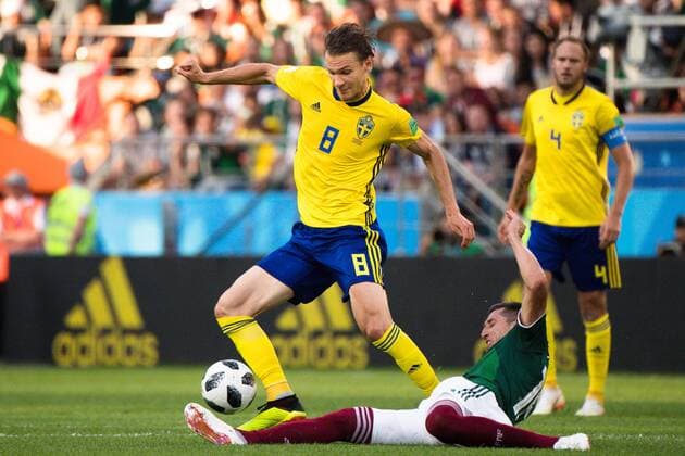 180627 Albin Ekdal of Sweden and Hector Herrera of Mexico during the FIFA World Cup WM Weltmeisterschaft Fussball group stage match between Mexico and Sweden on June 27, 2018 in Ekaterinburg. Photo: Joel Marklund BILDBYRN kod JM 87737 Copyright: JOELxMARKLUND BB180627JM063