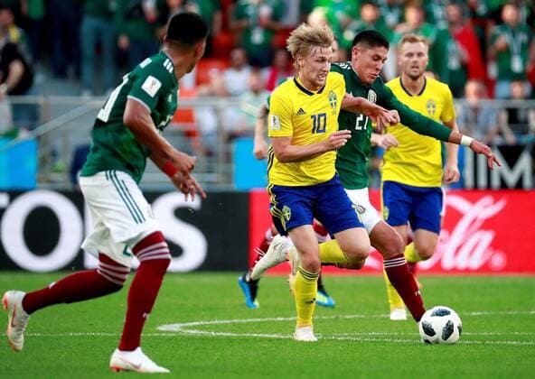 Mexican defender Edson Alvarez (CR) and Swedish forward Emil Forsberg during the FIFA World Cup WM Weltmeisterschaft Fussball 2018 Group F soccer match between Mexico and Sweden, in Ekaterinburg, Russia, 27 June 2018. MEXICO VS. SWEDEN !ACHTUNG: NUR REDAKTIONELLE NUTZUNG!  Copyright: xJosexMendezx FWC42-105 20180627-636657152245079199