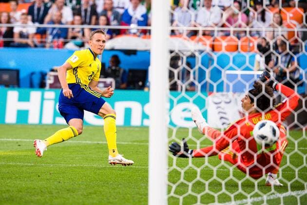 180627 Ludwig Augustinsson of Sweden scores the 0-1 goal during the FIFA World Cup WM Weltmeisterschaft Fussball group stage match between Mexico and Sweden on June 27, 2018 in Ekaterinburg. Photo: Petter Arvidson BILDBYRN kod PA 87737 Copyright: PETTERxARVIDSON BB180627PA097