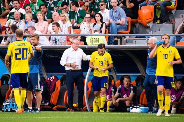 180627 head coach Janne Andersson with Gustav Svensson of Sweden during the FIFA World Cup WM Weltmeisterschaft Fussball group stage match between Mexico and Sweden on June 27, 2018 in Ekaterinburg. Photo: Petter Arvidson BILDBYRN kod PA 87737 Copyright: PETTERxARVIDSON BB180627PA101
