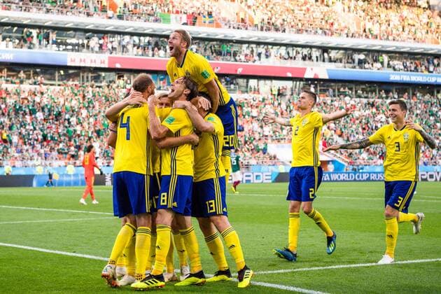 180627 Ola Toivonen, Mikael Lustig and Victor Nilsson Lindelöf celebrates with Andreas Granqvist of Sweden after the 0-2 goal during the FIFA World Cup WM Weltmeisterschaft Fussball group stage match between Mexico and Sweden on June 27, 2018 in Ekaterinburg. Photo: Joel Marklund BILDBYRAN kod JM 87737 Copyright: JOELxMARKLUND BB180627JM083