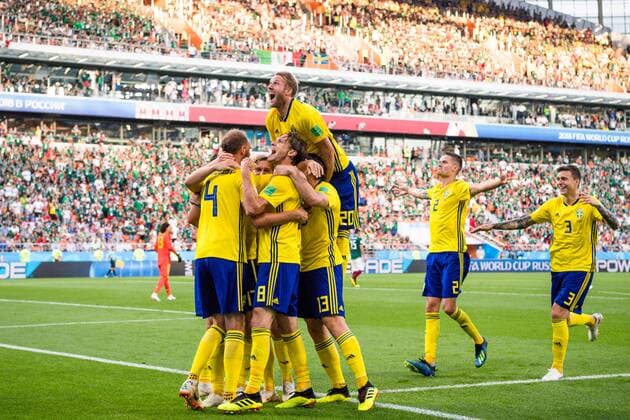 180627 Ola Toivonen, Mikael Lustig and Victor Nilsson Lindelöf celebrates with Andreas Granqvist of Sweden after the 0-2 goal during the FIFA World Cup WM Weltmeisterschaft Fussball group stage match between Mexico and Sweden on June 27, 2018 in Ekaterinburg. Photo: Joel Marklund BILDBYRAN kod JM 87737 Copyright: JOELxMARKLUND BB180627JM085