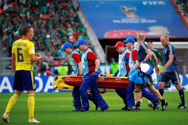 Swedish midfielder Sebastian Larsson leaves the field on a stretcher after being injured during the FIFA World Cup WM Weltmeisterschaft Fussball 2018 Group F soccer match between Mexico and Sweden, in Ekaterinburg, Russia, 27 June 2018. MEXICO VS. SWEDEN !ACHTUNG: NUR REDAKTIONELLE NUTZUNG!  Copyright: xJosexMendezx FWC42-118 20180627-636657171045184256