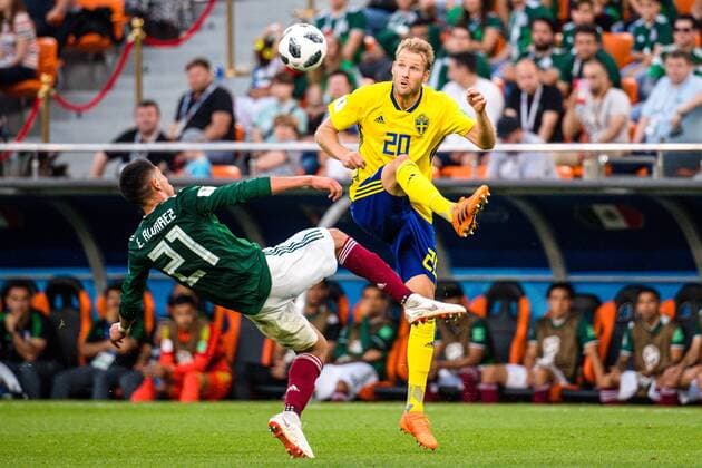 Bilder de Tages - SPORT 180627 Edson Alvarez of Mexico and Ola Toivonen of Sweden during the FIFA World Cup WM Weltmeisterschaft Fussball group stage match between Mexico and Sweden on June 27, 2018 in Ekaterinburg. Photo: Petter Arvidson BILDBYRN kod PA 87737 Copyright: PETTERxARVIDSON BB180627PA120
