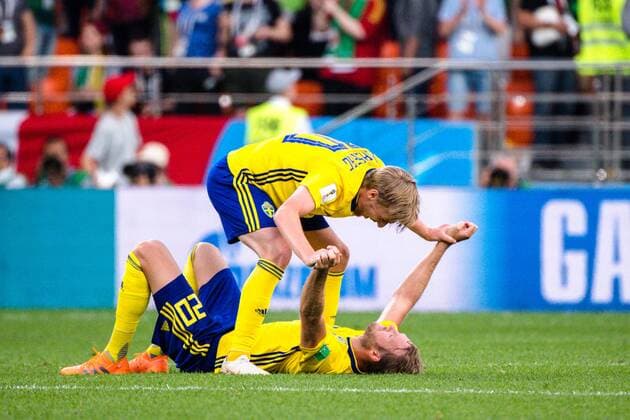180627 Emil Forsberg and Ola Toivonen of Sweden celebrates after the FIFA World Cup WM Weltmeisterschaft Fussball group stage match between Mexico and Sweden on June 27, 2018 in Ekaterinburg. Photo: Joel Marklund BILDBYRN kod JM 87737 Copyright: JOELxMARKLUND BB180627JM108