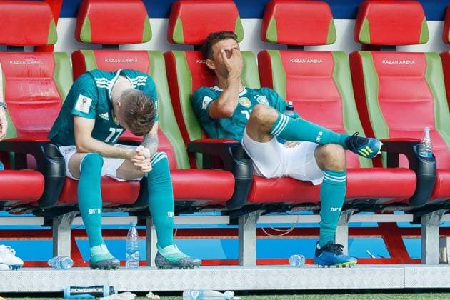 Bilder de Tages - SPORT Kasan, Russland, 27.06.2018, FIFA Weltmeisterschaft, Gruppe F, Suedkorea - Deutschland, Marco Reus (GER) und Thomas Mueller (GER) nach dem spiel enttaeuscht, auf der bank ( DeFodi507 *** Kazan Russia 27 06 2018 FIFA World Cup Group F South Korea Germany Marco Reus GER and Thomas Mueller GER disappointed on the bench DeFodi507